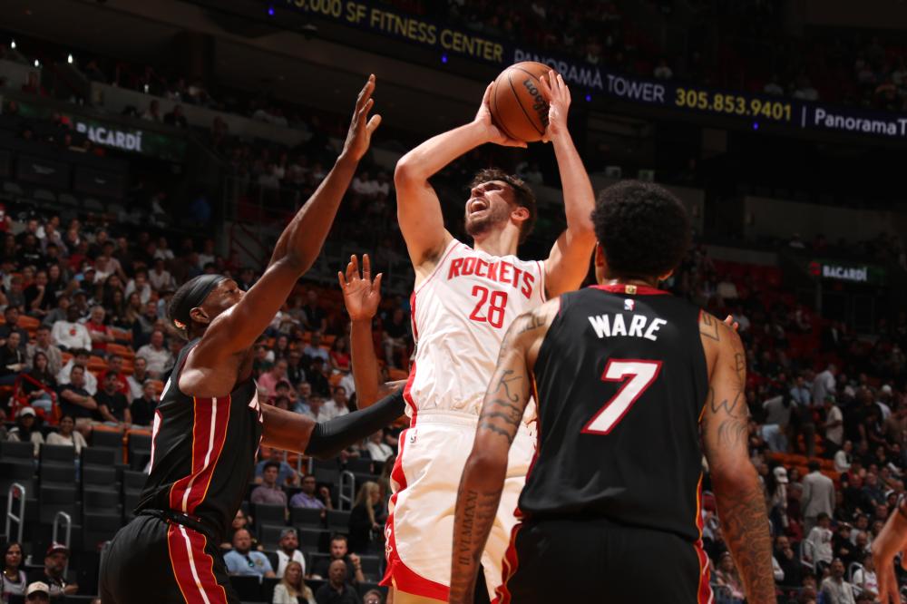 她通过每一 她通过每一