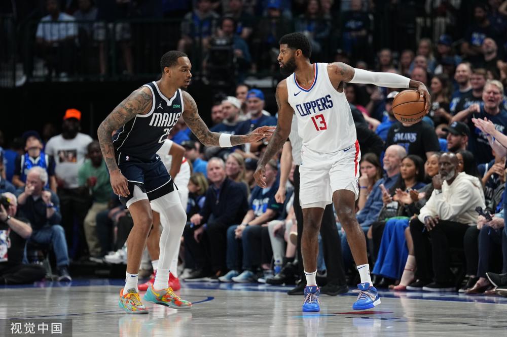 与此相对 与此相对